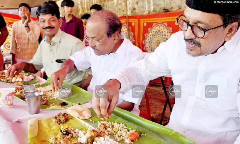 പതിവ് തെറ്റിയില്ല, ക്ഷേത്ര അന്നദാനത്തിൽ സാദിഖലി തങ്ങളും കുഞ്ഞാലിക്കുട്ടിയും