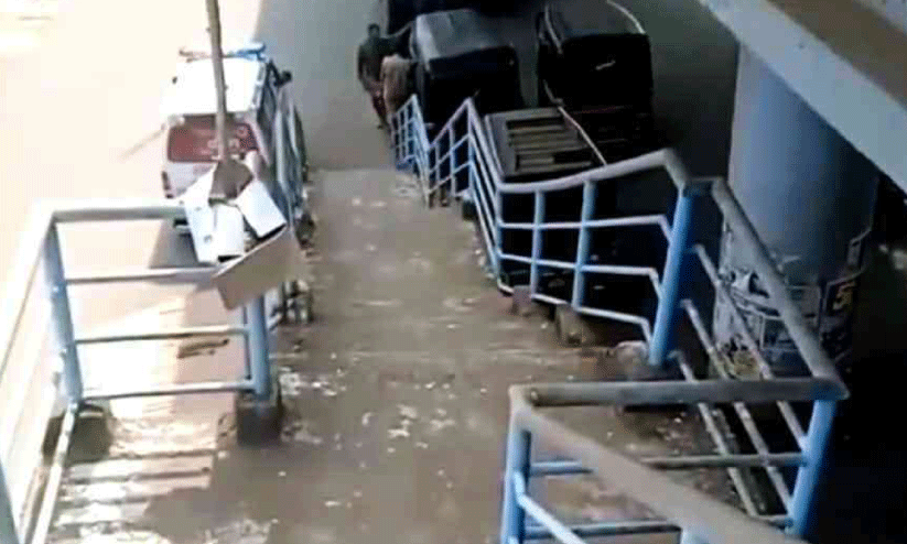 footpath on flyover in danger footpath on flyover in danger