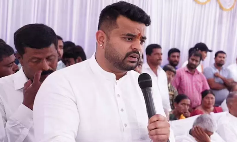 ലൈംഗിക വിവാദം: പ്രജ്വൽ രേവണ്ണയെ ജെ.ഡി.എസിൽ നിന്ന് സസ്പെൻഡ് ചെയ്തു ലൈംഗിക വിവാദം: പ്രജ്വൽ രേവണ്ണയെ ജെ.ഡി.എസിൽ നിന്ന് സസ്പെൻഡ് ചെയ്തു