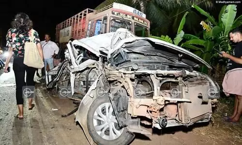 കണ്ണൂർ വാഹനാപകടം മകനെ ഹോസ്റ്റലിൽ ചേർത്ത് മടങ്ങുന്നതിനിടെ; അഞ്ചുപേരുടെ മൃതദേഹവും പരിയാരം മെഡിക്കൽ കോളജിലേക്ക് മാറ്റി കണ്ണൂർ വാഹനാപകടം മകനെ ഹോസ്റ്റലിൽ ചേർത്ത് മടങ്ങുന്നതിനിടെ; അഞ്ചുപേരുടെ മൃതദേഹവും പരിയാരം മെഡിക്കൽ കോളജിലേക്ക് മാറ്റി