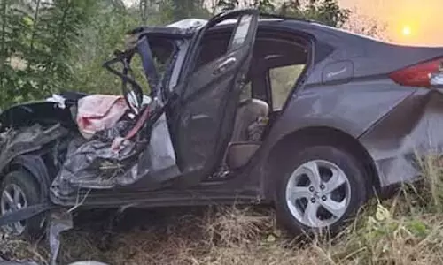 മകളെ വിമാനത്താവളത്തിൽ വിട്ട് തിരികെ വരുന്നതിനിടെ കാർ പരസ്യ ബോർഡിൽ ഇടിച്ചു മറിഞ്ഞ് പിതാവ് മരിച്ചു