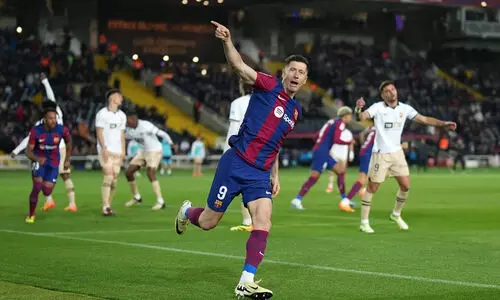 ലെവൻഡോവ്‌സ്‌കിക്ക് ഹാട്രിക്ക്; വലൻസിയയെ 4-2 ന് കീഴടക്കി ബാഴ്സ വീണ്ടും രണ്ടാമത്