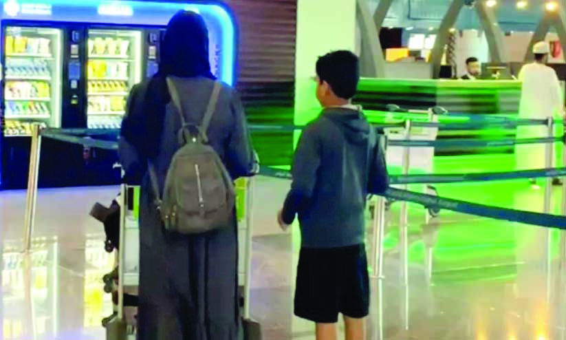 വി​സ ത​ട്ടി​പ്പി​ൽ കു​ടു​ങ്ങി​യ മാ​താ​വും മ​ക​നും ഒ​ടു​വി​ൽ നാ​ട​ണ​ഞ്ഞു