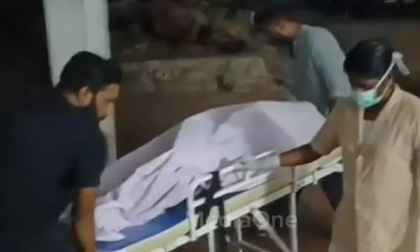 വടകരയിൽ കണ്ണൂർ സ്വദേശി ഓട്ടോയിൽ മരിച്ച നിലയിൽ വടകരയിൽ കണ്ണൂർ സ്വദേശി ഓട്ടോയിൽ മരിച്ച നിലയിൽ