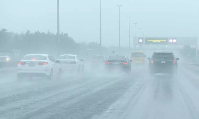 ചൊ​വ്വാ​ഴ്ച രാ​ജ്യ​ത്താ​ക​മാ​നം മ​ഴ