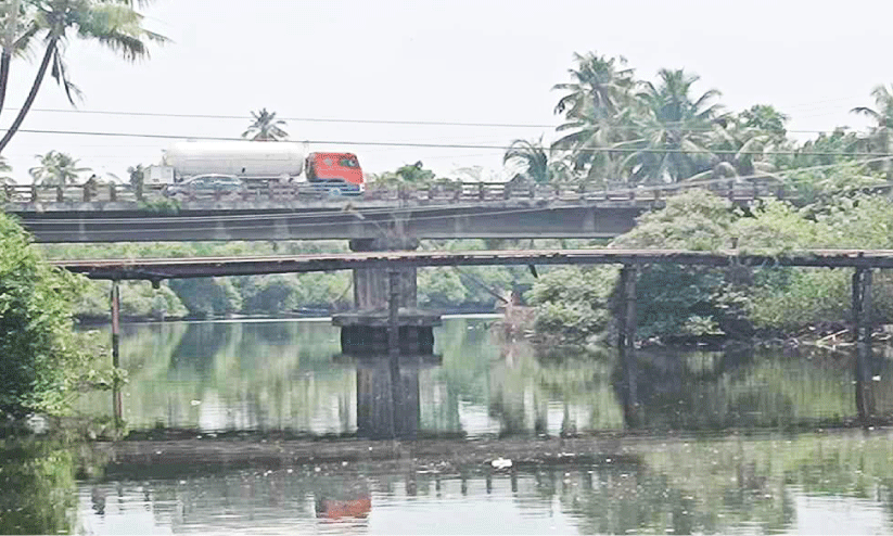 പറവൂർ പുഴക്ക് കുറുകെയുള്ള പഴയ പാലം പറവൂർ പുഴക്ക് കുറുകെയുള്ള പഴയ പാലം