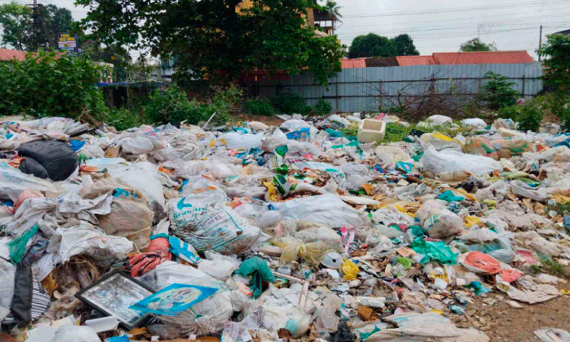 Construction of shopping complex delayed; Chirakkulam gate full of garbage
