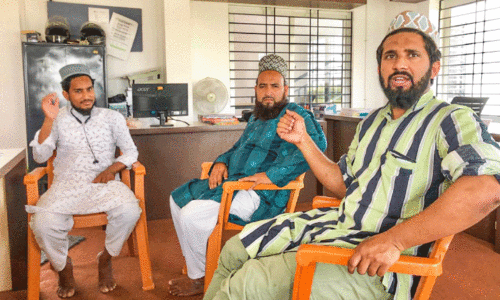 ന​ദീം (വ​ല​ത്തേ​യ​റ്റം) സു​ഹൃ​ത്തു​ക്ക​ൾ​ക്കൊ​പ്പം