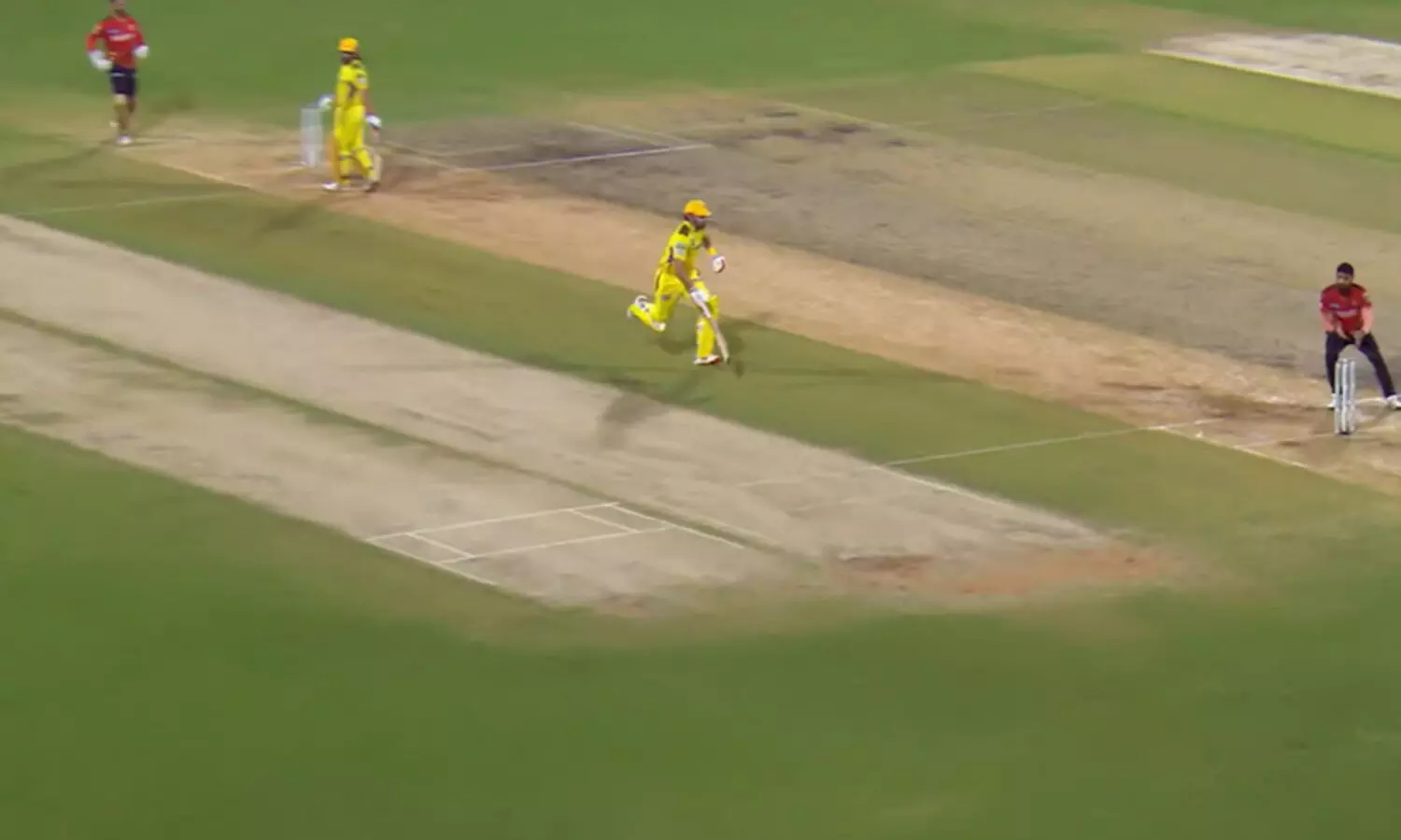 സിംഗ്ൾ ഓടാൻ വിസമ്മതിച്ച് ധോണി; തിരിഞ്ഞോടി ഡാരില്‍ മിച്ചൽ; താരത്തെ അപമാനിച്ചെന്ന് ആരാധകർ