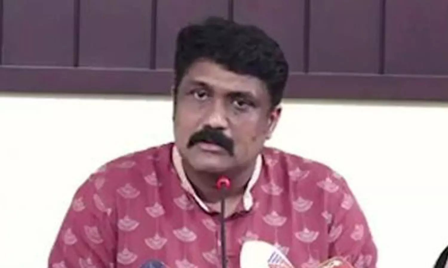 സച്ചിൻ ദേവ് ബസിലെ യാത്രക്കാരെ ഇറക്കിവിട്ടില്ല; എല്ലാവർക്കും കൊട്ടാനുള്ള ചെണ്ടകളല്ല ചെങ്കൊടി പിടിക്കുന്ന വനിതകളെന്നും എ.എ. റഹീം