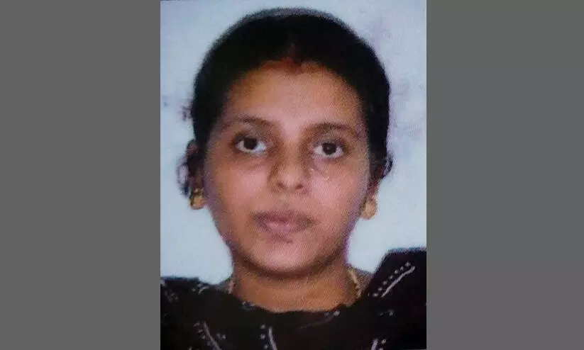 ദമ്പതികൾ സഞ്ചരിച്ച സ്കൂട്ടറിൽ മിനി ലോറി തട്ടി ഭാര്യ മരിച്ചു ദമ്പതികൾ സഞ്ചരിച്ച സ്കൂട്ടറിൽ മിനി ലോറി തട്ടി ഭാര്യ മരിച്ചു