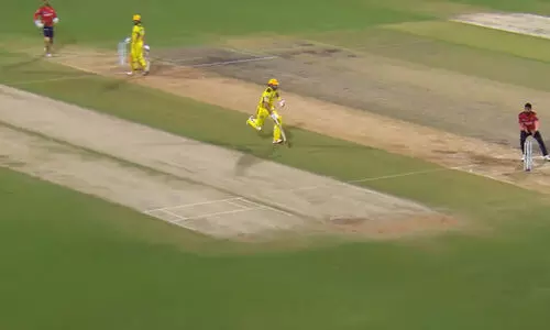 സിംഗ്ൾ ഓടാൻ വിസമ്മതിച്ച് ധോണി; തിരിഞ്ഞോടി ഡാരില്‍ മിച്ചൽ; താരത്തെ അപമാനിച്ചെന്ന് ആരാധകർ