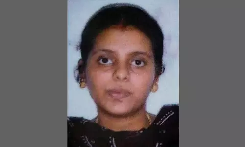 ദമ്പതികൾ സഞ്ചരിച്ച സ്കൂട്ടറിൽ മിനി ലോറി തട്ടി ഭാര്യ മരിച്ചു