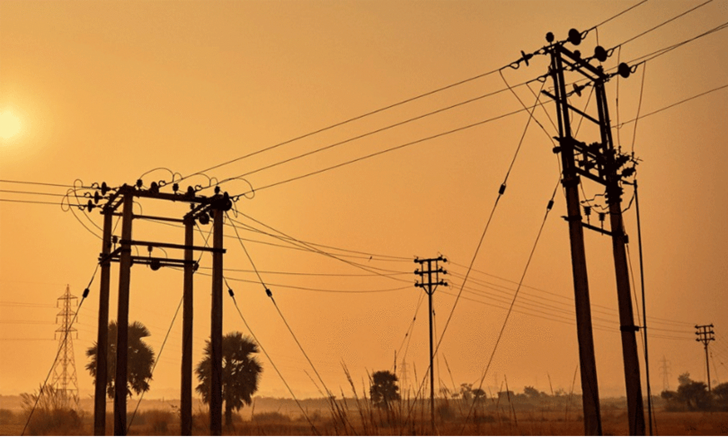 വൈ​ദ്യു​തി മു​ട​ക്ക​ത്തി​ൽ വ​ല​ഞ്ഞ് നാ​ട്ടു​കാ​രും ​ഉ​ദ്യോ​ഗ​സ്ഥ​രും