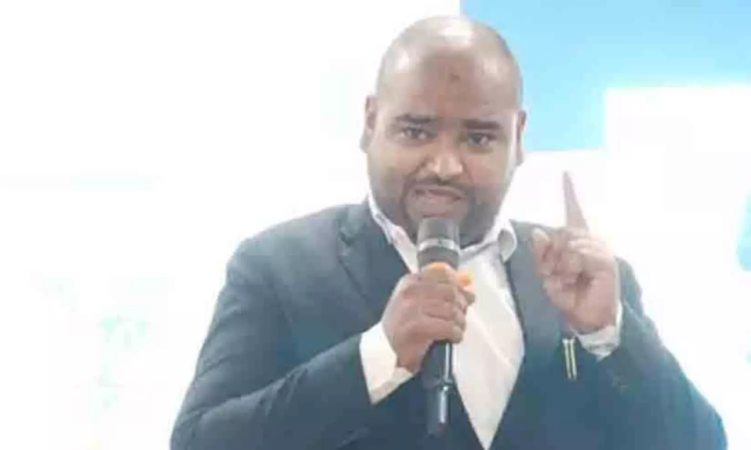 മൂന്നു സെക്കൻഡിനുള്ളിൽ ഇംഗ്ലീഷ് അക്ഷരമാല തിരിച്ചെഴുതി ഗിന്നസ് റെക്കോഡ് നേടി ഹൈദരാബാദ് സ്വദേശി