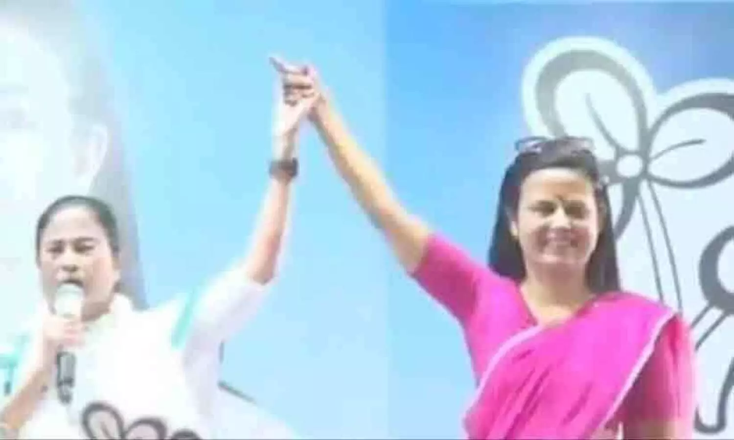 പ്രചാരണത്തിനിടെ കൈകോർത്ത് പിടിച്ച് നൃത്തം ചെയ്ത് മമത ബാനർജി; ദീദിക്കു നന്ദി പറഞ്ഞ് മഹുവ മൊയ്ത്ര -വിഡിയോ