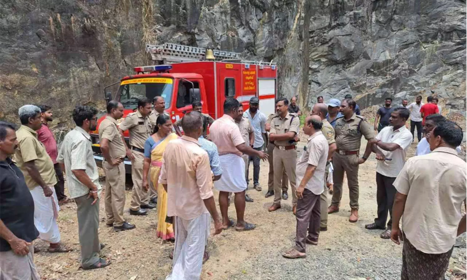 പൊലീസ് പിടികൂടിയ ടൺകണക്കിന് പടക്കത്തിന് കൂട്ടത്തോടെ തീക്കൊളുത്തി, നാട്ടുകാർ ഭയന്നുവിറച്ചു; നിരവധി വീടുകൾക്ക് നാശനഷ്ടം