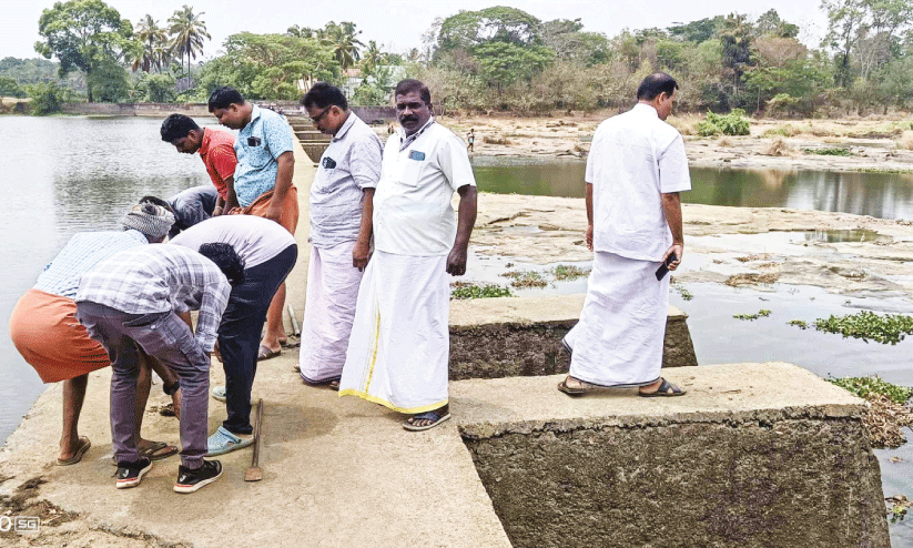 ഞാവളിൻ കടവ് തടയണ വെള്ളം തുറന്നു, നാട്ടുകാർ അടച്ചു ഞാവളിൻ കടവ് തടയണ വെള്ളം തുറന്നു, നാട്ടുകാർ അടച്ചു