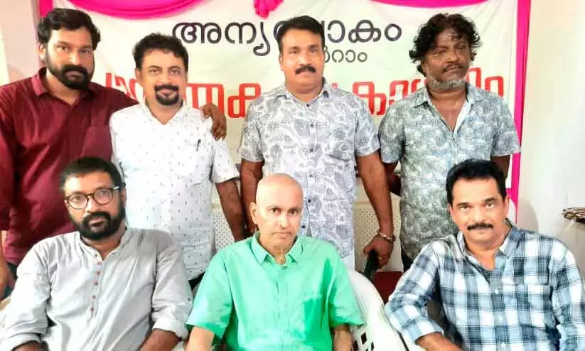 അന്യലോകം പ്രകാശനത്തിന്​ ശേഷം സംവിധായകൻ ജയരാജ്, സുഹൃത്ത്  രഞ്ജിത്ത് ബാലകൃഷ്ണൻ തുടങ്ങിയവർക്കൊപ്പം  ബൽറാം മട്ടന്നൂർ