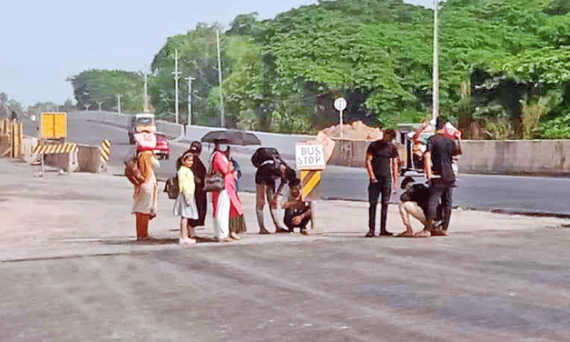 ബസ് കാത്തുനിൽക്കുന്നവർ ബസ് കാത്തുനിൽക്കുന്നവർ