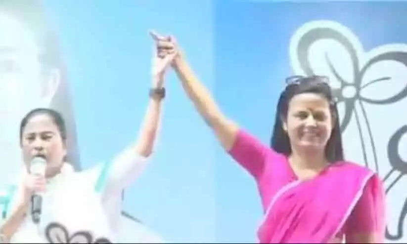 പ്രചാരണത്തിനിടെ കൈകോർത്ത് പിടിച്ച് നൃത്തം ചെയ്ത് മമത ബാനർജി; ദീദിക്കു നന്ദി പറഞ്ഞ് മഹുവ മൊയ്ത്ര -വിഡിയോ പ്രചാരണത്തിനിടെ കൈകോർത്ത് പിടിച്ച് നൃത്തം ചെയ്ത് മമത ബാനർജി; ദീദിക്കു നന്ദി പറഞ്ഞ് മഹുവ മൊയ്ത്ര -വിഡിയോ