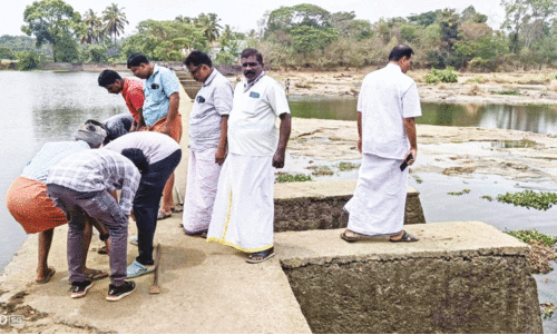 ഞാ​വ​ളി​ൻ ക​ട​വ് ത​ട​യ​ണ വെ​ള്ളം തു​റ​ന്നു, നാ​ട്ടു​കാ​ർ അ​ട​ച്ചു