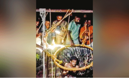 കി​ണ​റ്റി​ൽ വീ​ണ പൂ​ച്ച​യെ ര​ക്ഷി​ക്കാ​നി​റ​ങ്ങി​യ​യാ​ൾ കു​ടു​ങ്ങി; ര​ക്ഷ​ക​രാ​യി അ​ഗ്നി ര​ക്ഷാ​സേ​ന​യും ര​വീ​ന്ദ്ര​നും