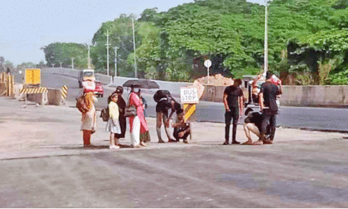 ബസ് കാത്തുനിൽക്കുന്നവർ