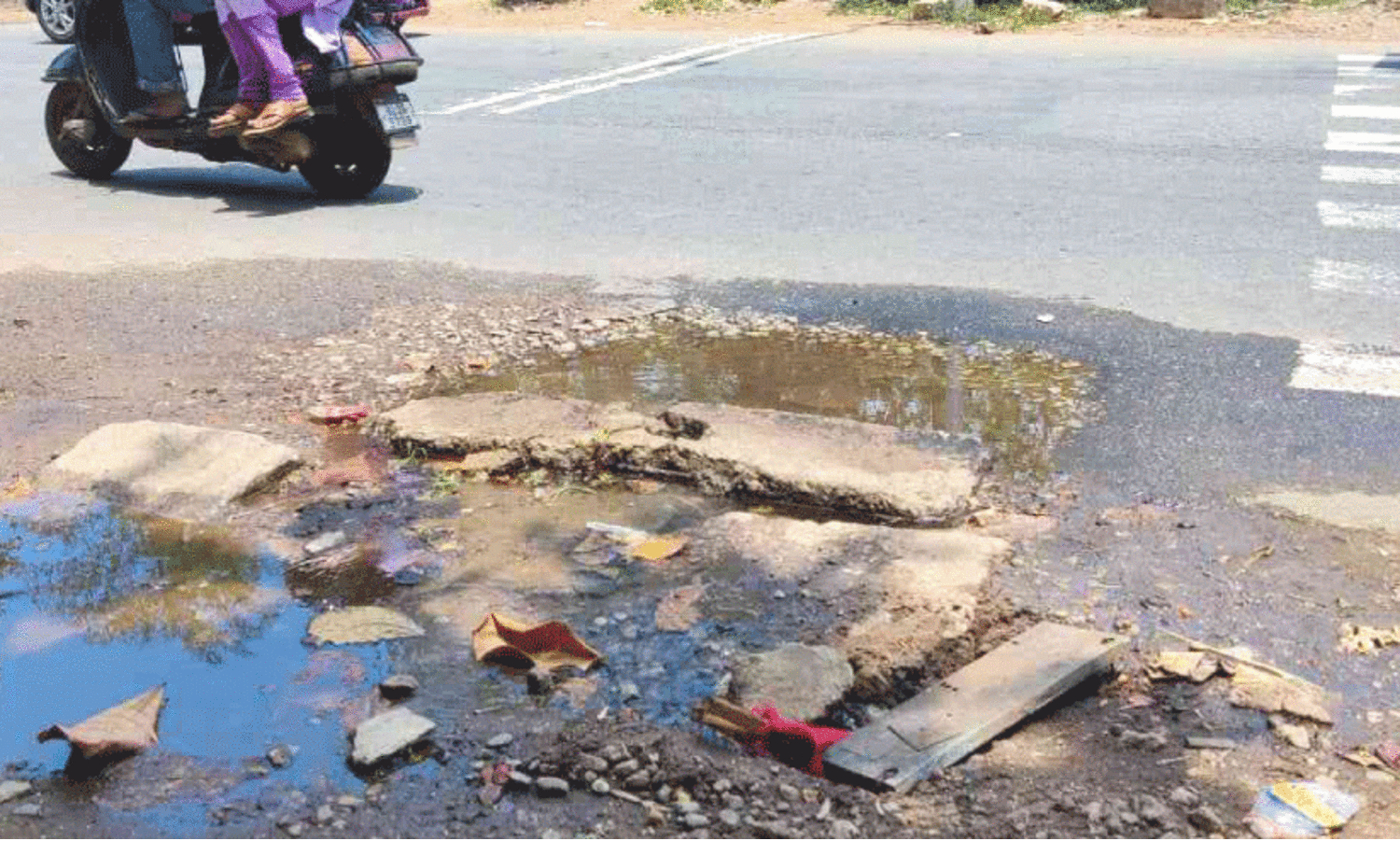 ജല വിതരണ പൈപ്പിലെ വാൽവിന്‍റെ സ്ലാബ് തകർന്ന്; അപകട ഭീഷണി