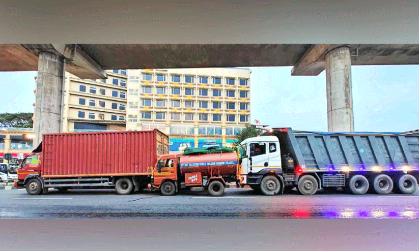 Vehicle collision on the national highway Vehicle collision on the national highway