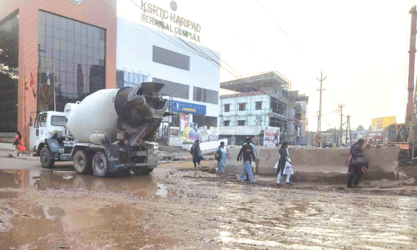 Haripad KSRTC bus station turned into a mud pit; Passengers in distress