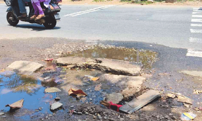 ജല വിതരണ പൈപ്പിലെ വാൽവിന്റെ സ്ലാബ് തകർന്ന്; അപകട ഭീഷണി ജല വിതരണ പൈപ്പിലെ വാൽവിന്റെ സ്ലാബ് തകർന്ന്; അപകട ഭീഷണി