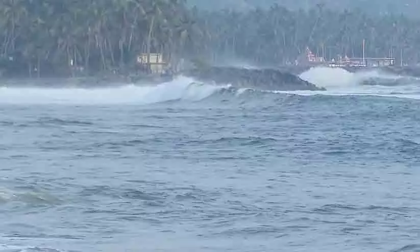 സംസ്ഥാനത്ത് കള്ളക്കടൽ റെഡ് അലർട്ടും ഉഷ്ണതരംഗ മുന്നറിയിപ്പും പിൻവലിച്ചു