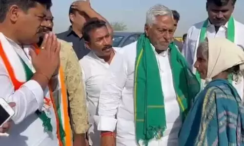 സ്ത്രീയുടെ കരണത്തടിച്ച് തെലങ്കാനയിലെ കോൺഗ്രസ് സ്ഥാനാർഥി -Video