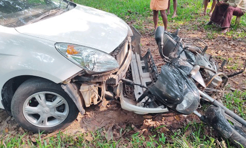 കാ​ട്ടാ​ന ത​ക​ര്‍ത്ത കാ​റും ബൈ​ക്കും