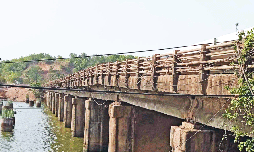 കാ​ര്യ​ങ്കോ​ട് പ​ഴ​യ​പാ​ലം