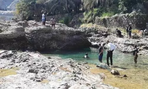 വാ​ദി ദ​ഫ്ത മ​ല​ക​ൾ​ക്കി​ട​യി​ലെ സൗ​ന്ദ​ര്യം