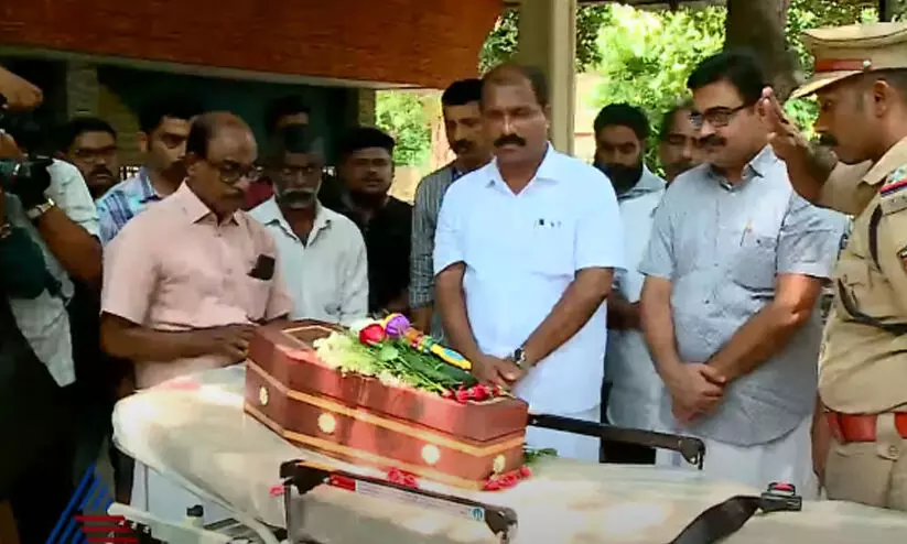 അമ്മ വലിച്ചെറിഞ്ഞ് കൊന്ന നവജാതശിശുവിന്റെ മൃതദേഹം സംസ്കരിച്ചു അമ്മ വലിച്ചെറിഞ്ഞ് കൊന്ന നവജാതശിശുവിന്റെ മൃതദേഹം സംസ്കരിച്ചു