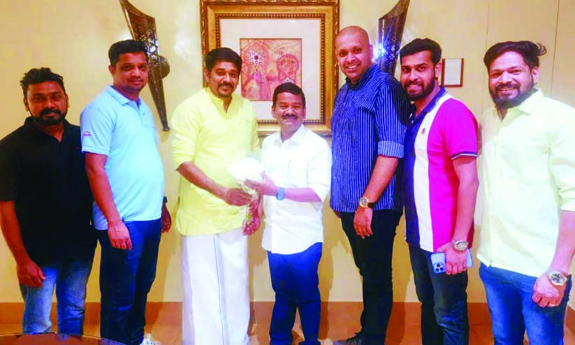 പ്ര​മോ​ദ് നാ​രാ​യ​ണ​ൻ എം. ​എ​ൽ.​എ​ക്ക് സ്വീ​ക​ര​ണം ന​ൽ​കി