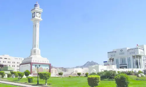 റൂ​വി ക്ലോ​ക്ക്​ ട​വ​ർ മു​ഖം മി​നു​ക്കു​ന്നു