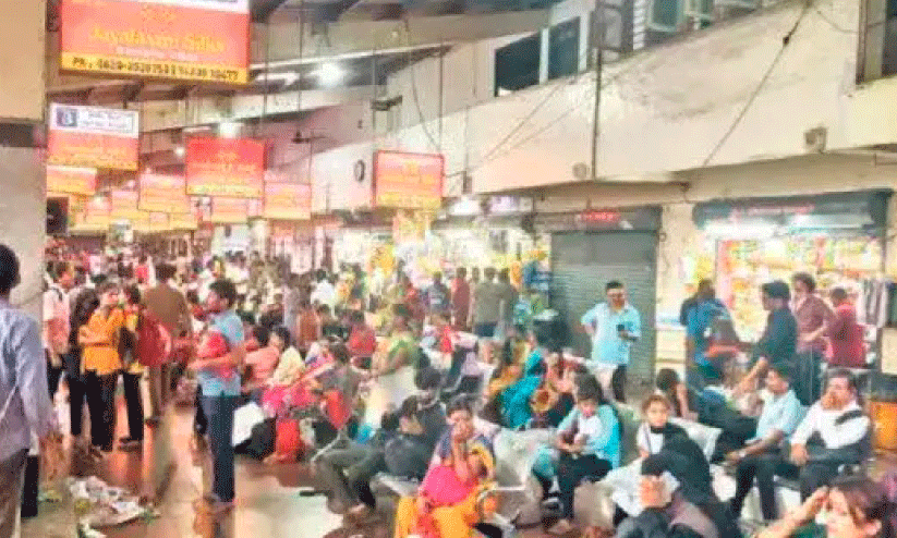 തൊ​ഴി​ലാ​ളി​ക​ൾ വോ​ട്ട് ചെ​യ്യാ​ൻ കൂ​ട്ട​ത്തോ​ടെ ഉ​ത്ത​ര ക​ന്ന​ട​യി​ലേ​ക്ക്