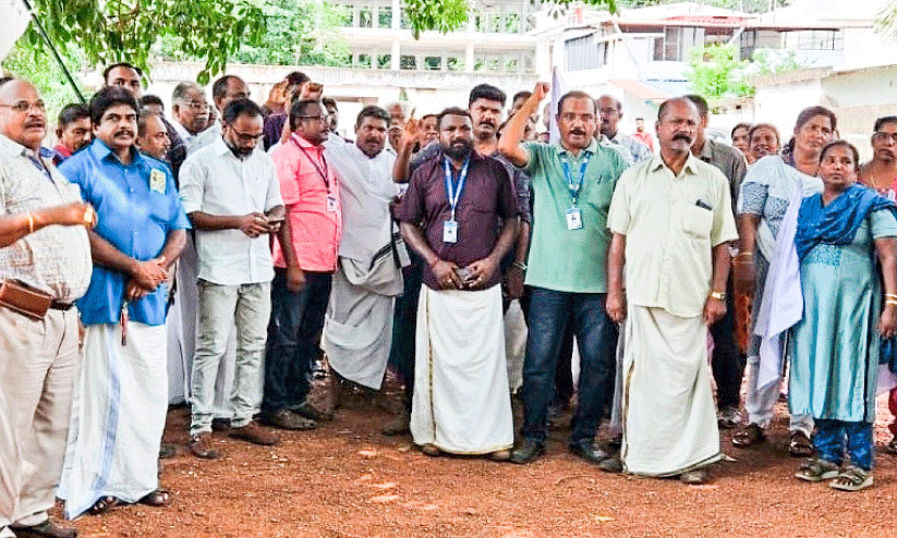 protest at mavelikkara on driving test issue protest at mavelikkara on driving test issue