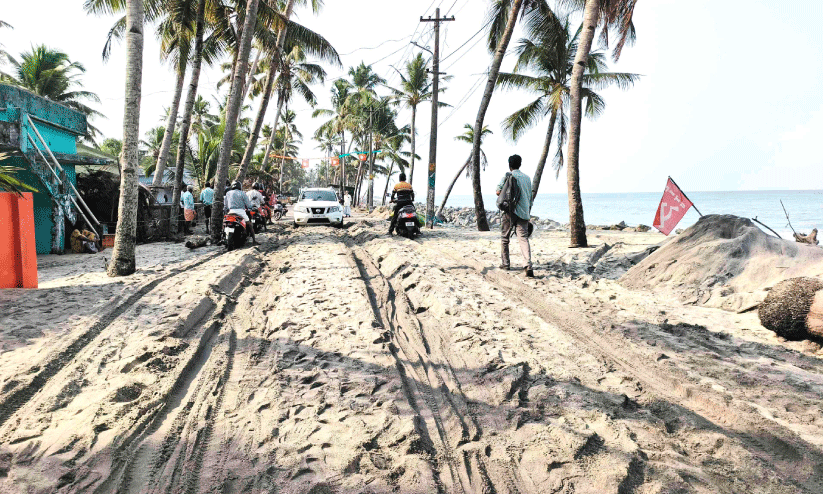 കള്ളക്കടൽ അടങ്ങി; ഒഴിയാതെ തീരവാസികളുടെ ദുരിതം കള്ളക്കടൽ അടങ്ങി; ഒഴിയാതെ തീരവാസികളുടെ ദുരിതം