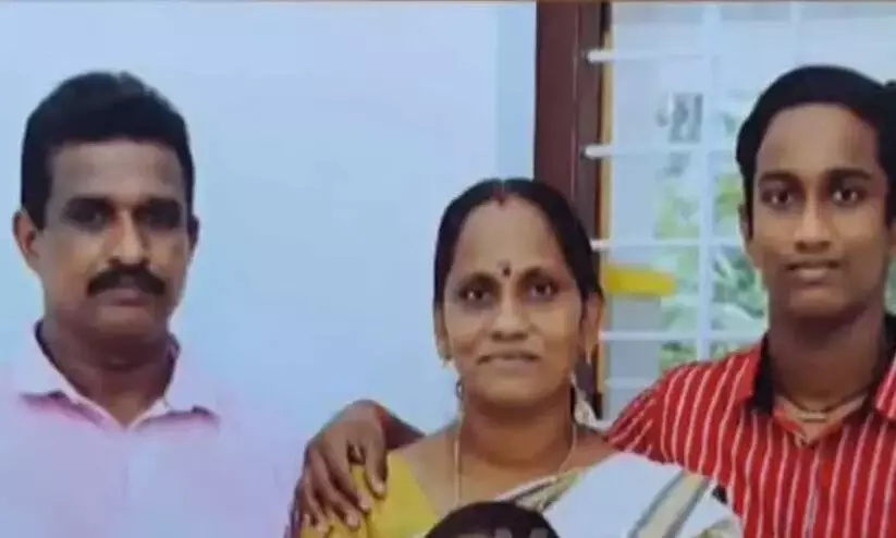 പൂതക്കുളത്ത് ഭാര്യയെയും മകളെയും കഴുത്തറുത്ത് കൊന്ന് ഭര്ത്താവ്; മകന് ഗുരുതരാവസ്ഥയില് പൂതക്കുളത്ത് ഭാര്യയെയും മകളെയും കഴുത്തറുത്ത് കൊന്ന് ഭര്ത്താവ്; മകന് ഗുരുതരാവസ്ഥയില്