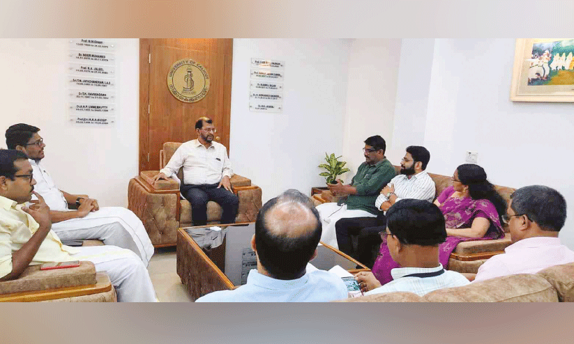 വൈദ്യുതിച്ചെലവ് കുറക്കാന് സര്വകലാശാലയില് സൗരോര്ജപ്പാടം വൈദ്യുതിച്ചെലവ് കുറക്കാന് സര്വകലാശാലയില് സൗരോര്ജപ്പാടം