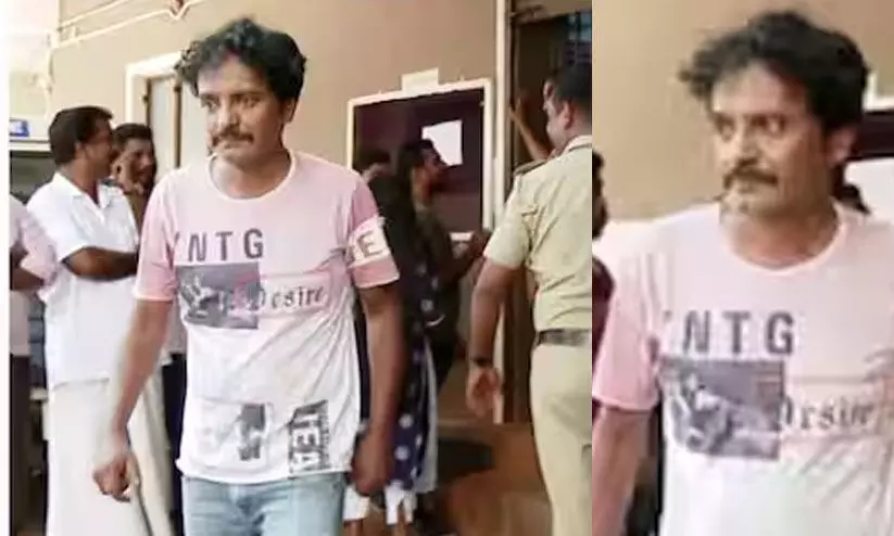 യുവതിയെ മദ്യപാനി സ്കൂട്ടറിൽനിന്ന് വലിച്ചു താഴെയിട്ടു യുവതിയെ മദ്യപാനി സ്കൂട്ടറിൽനിന്ന് വലിച്ചു താഴെയിട്ടു