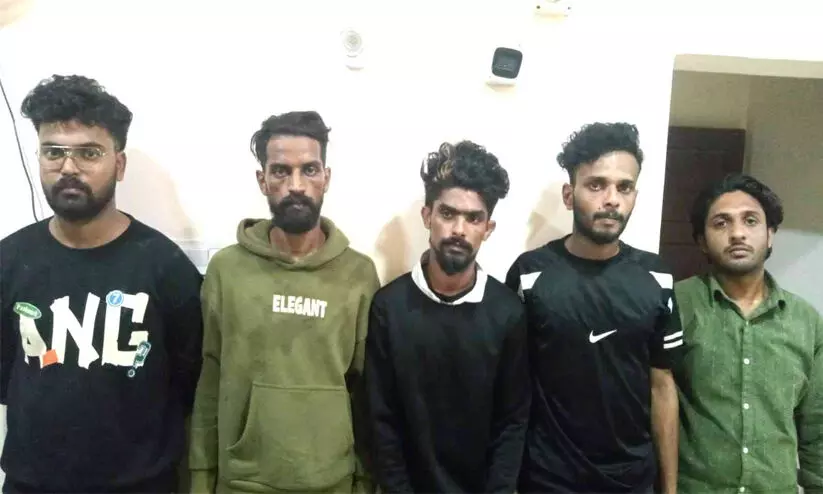 5-member gang caught with MDMA and escape in luxury car