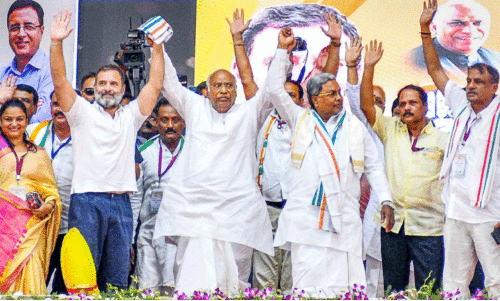 രാ​ഹു​ൽ ഗാ​ന്ധി, ക​ർ​ണാ​ട​ക മു​ഖ്യ​മ​ന്ത്രി സി​ദ്ധ​രാ​മ​യ്യ