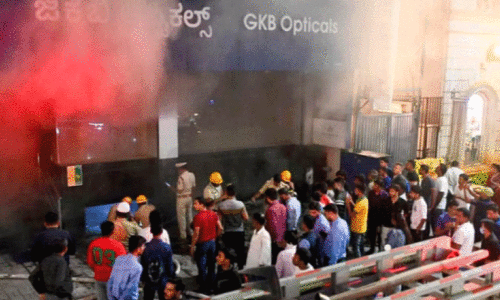 ബം​ഗ​ളൂ​രു എം.​ജി റോ​ഡി​ൽ വാ​ണി​ജ്യ സ​മു​ച്ച​യ​ത്തി​ൽ അ​ഗ്നി​ബാ​ധ