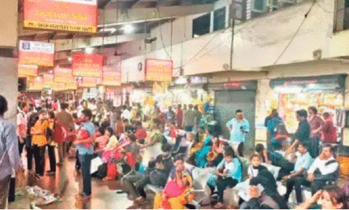 തൊ​ഴി​ലാ​ളി​ക​ൾ വോ​ട്ട് ചെ​യ്യാ​ൻ കൂ​ട്ട​ത്തോ​ടെ ഉ​ത്ത​ര ക​ന്ന​ട​യി​ലേ​ക്ക്